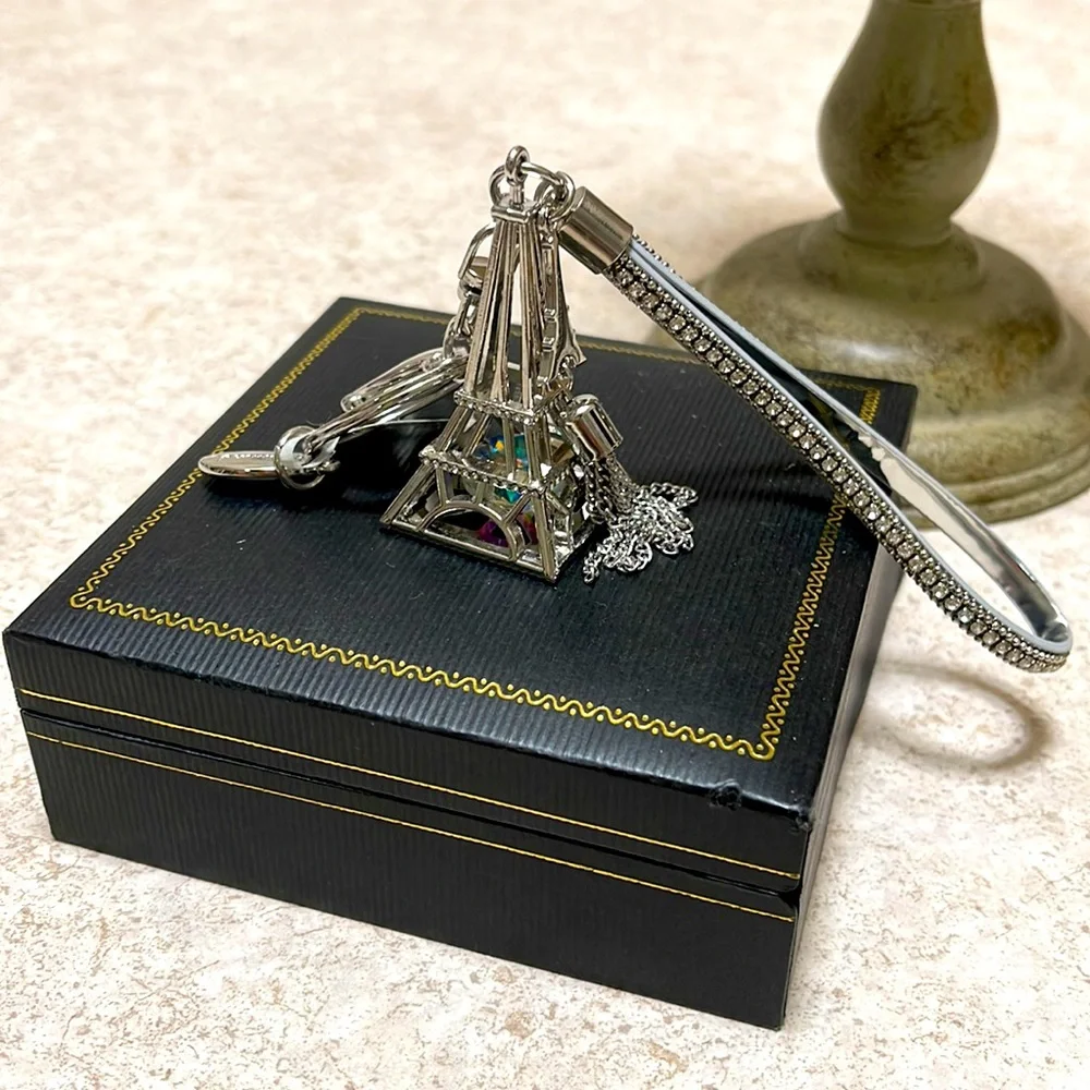 BNWT HALLMARK SILVER TONE & CRYSTAL EIFFEL TOWER PARIS KEYCHAIN 4 pcs Available